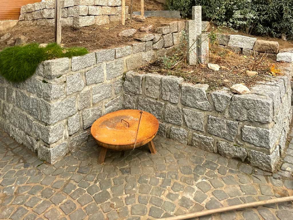 Galabau Umstadt Mauer aus Granitblöcken